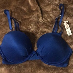 Brand NEW Victoria’s Secret 32D Bra
